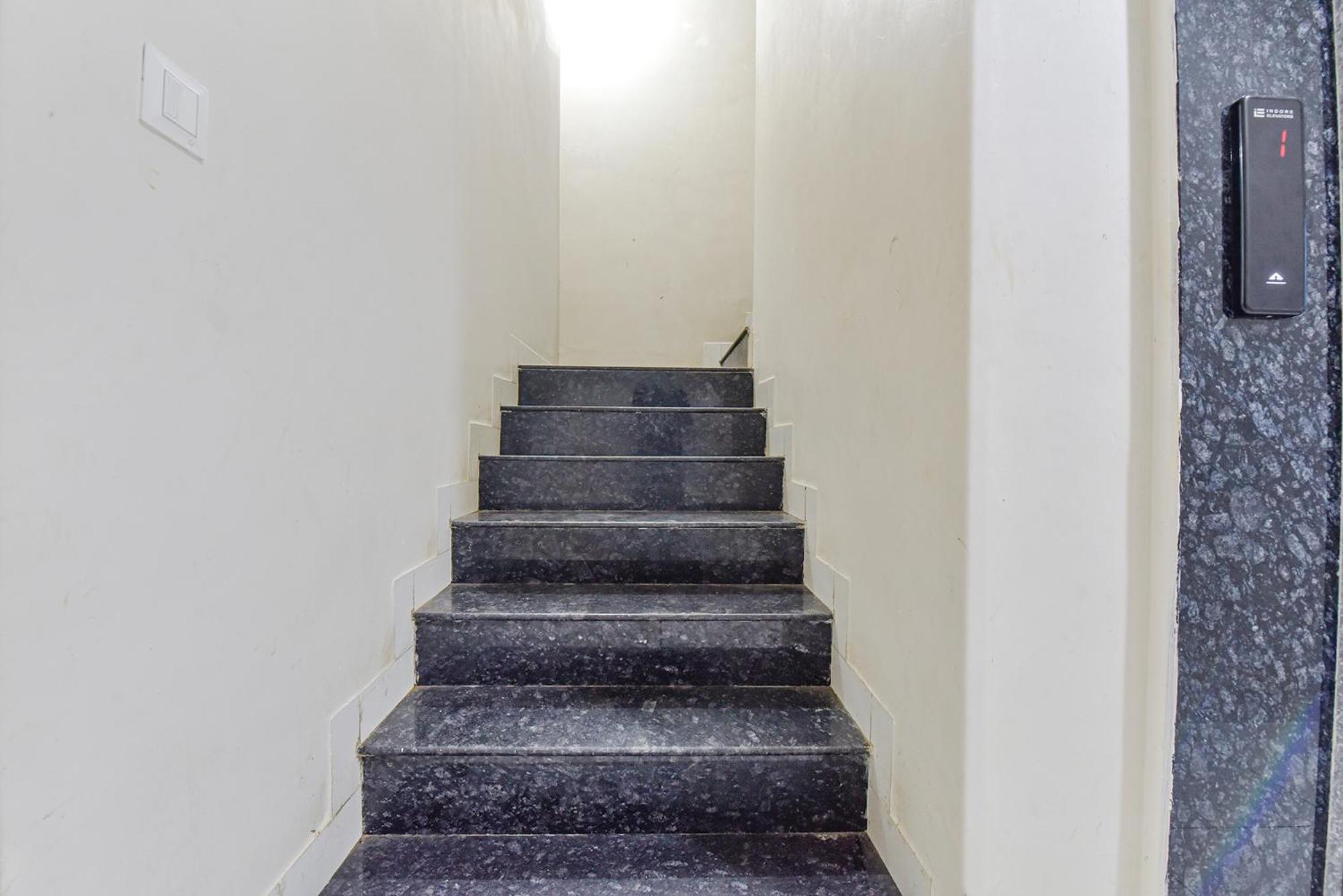 Fabexpress Devani Palace Ujjain Exterior photo
